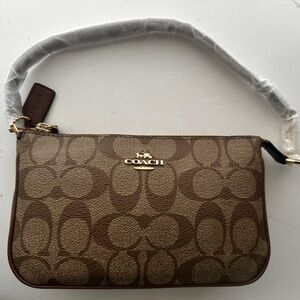 Coach
Wristlet nolita 19 leather handbag
Never worn
Brown, Leather